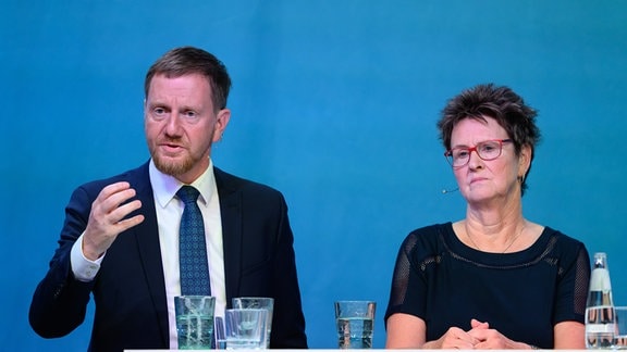 Michael Kretschmer (CDU, l), Ministerpräsident von Sachsen, und Sabine Zimmermann, Spitzenkandidatin von BSW (Bündnis Sahra Wagenknecht)