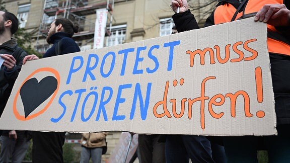 Klimaaktivisten protestieren mit einem Plakat «Protest muss stören dürfen!»