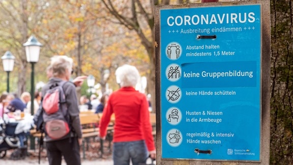 Coronaregeln am Eingang eines Biergartens, München, 23.10.2022 