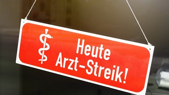 Fotomontage -  Schild an einer Eingangstür mit Aufschrift "Heute Arzt-Streik"