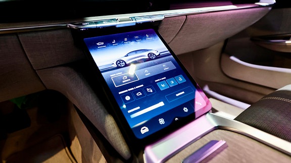 Technische Daten werden auf einem Display im Auto angezeigt.