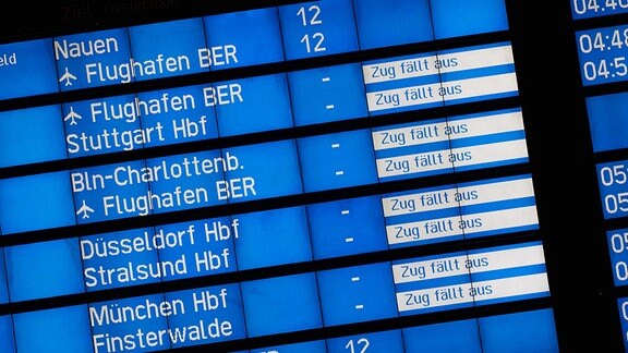 Eine Anzeigetafel am Hauptbahnhof informiert über zahlreiche Zugausfälle. 