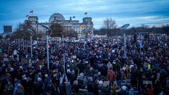Tausende Menschen demonstrieren für Demokratie vor dem Reichstagsgebäude.