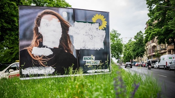 Ein Plakat mit dem Bild von Terry Reintke, Spitzenkandidatin der Grünen für die Europawahl, ist mit weißer Farbe überstrichen worden. 