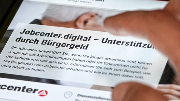 Auf einem Tablet im Jobcenter Berlin Treptow-Köpenick ist eine Website für einen Antrag auf Bürgergeld zu sehen.