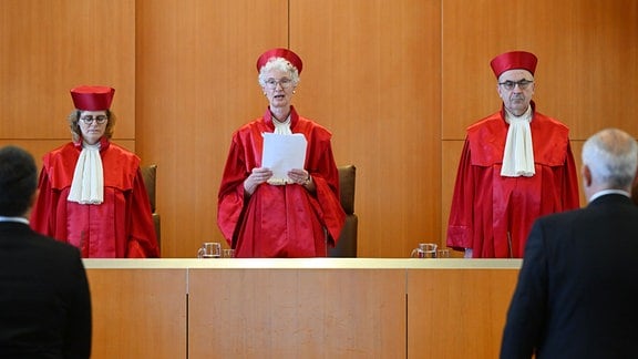 Der Zweite Senat des Bundesverfassungsgerichts,(l-r), Astrid Wallrabenstein, Doris König (Vorsitzende), Ulrich Maidowski, verkündet das Urteil über die Wahlrechtsreform der Ampel-Koalition. 