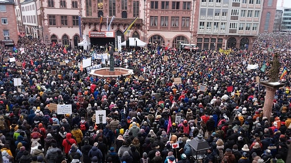 Tausende bei Demonstration gegen Rechts und die AFD am Frankfurter Roemer 