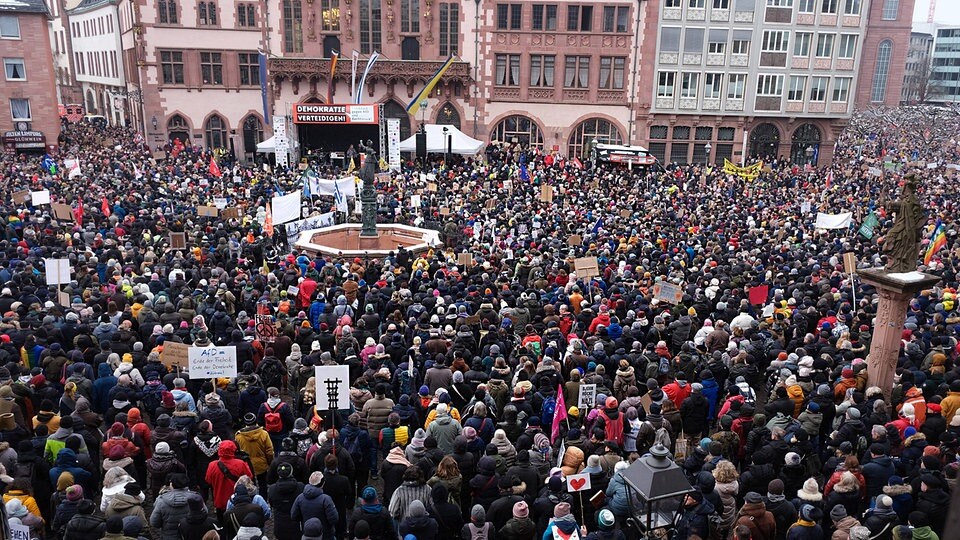 Hunderttausende Demonstrieren Bundesweit Gegen Rechtsextremismus Und ...