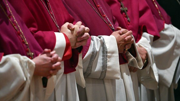 Mitglieder der Deutschen Bischofskonferenz beten bei einem Gottesdiens
