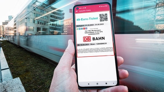 49-Euro-Ticket auf einem Smartphone-Bildschirm