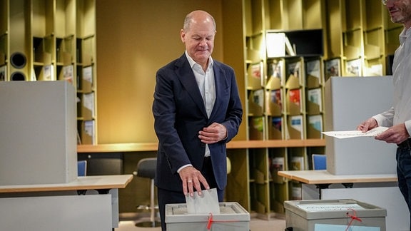 Bundeskanzler Olaf Scholz (SPD) gibt seinen Stimmzettel für die Europawahl ab.