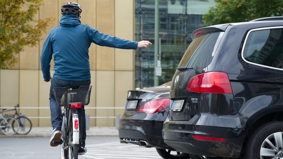 Das Handzeichen beim Abbiegen ist für Radfahrer Pflicht und äußerst wichtig - so wie für Autofahrer das Blinken