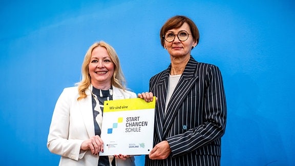 Bettina Stark-Watzinger (FDP, r), Bundesministerin für Bildung und Forschung, steht nach der Unterzeichnung des Startchancen-Programms neben Christine Streichert-Clivot (SPD), Präsidentin der Kultusministerkonferenz und Bildungsministerin im Saarland. 