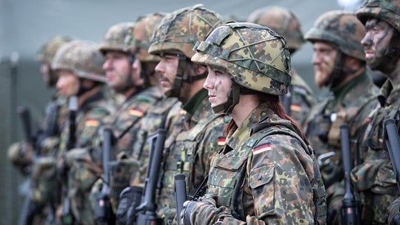 Eine deutsche Bundeswehr-Soldatin steht zusammen mit ihrem Kameraden beim von der Bundeswehr angeführten Nato-Bataillon auf dem Militärstützpunkt in Rukla. 