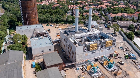 Arbeiter sind auf der Baustelle des Gaskraftwerks der Leipziger Versorgungs- und Verkehrsgesellschaft beschäftigt. 