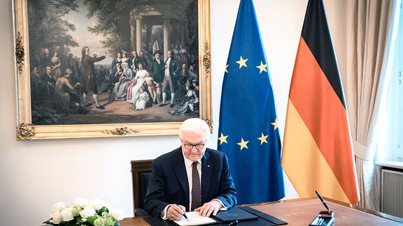 Bundespräsident Frank-Walter Steinmeier unterzeichnet im Amtszimmer von Schloss Bellevue das Gesetz zur Ratifizierung des Eigenmittelbeschlusses des Rates der EU (Corona-Wiederaufbaufonds).