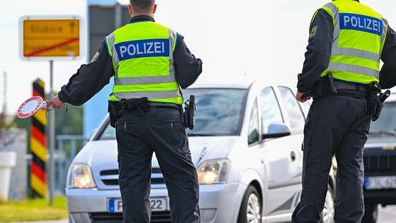 Beamte der Bundespolizei stehen bei der Einreise nach Deutschland am deutsch-polnischen Grenzübergang Stadtbrücke in Frankfurt (Oder). 
