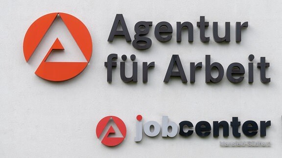 Logos der Agentur für Arbeit und des Jobcenters an Hausfassade