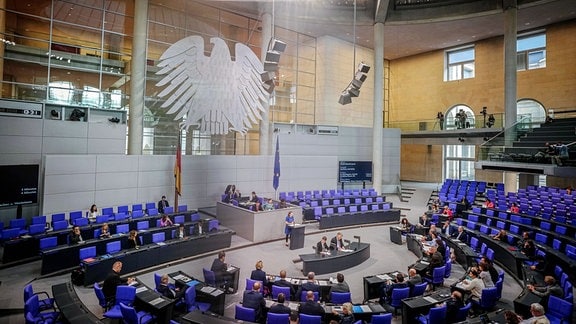 Abgeordnete nehmen an der Sitzung des Bundestags teil