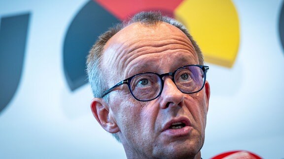 Friedrich Merz, Vorsitzender der Unionsfraktion im Bundestag, beantwortet bei einer Pressekonferenz während des Treffens der Fraktionschefs von CDU und CSU aus Bund und Ländern die Fragen von Medienvertretern.  