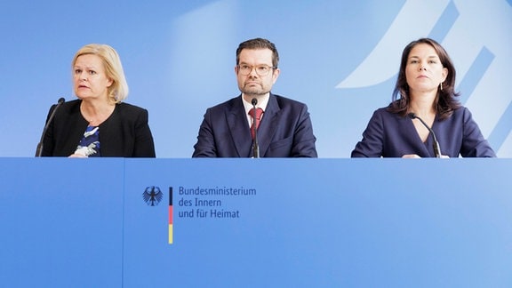 Nancy Faeser (l, SPD), Bundesministerin für Inneres und Heimat, Marco Buschmann (M, FDP), Bundesminister der Justiz, und Annalena Baerbock (Bündnis 90/Die Grünen), Außenministerin