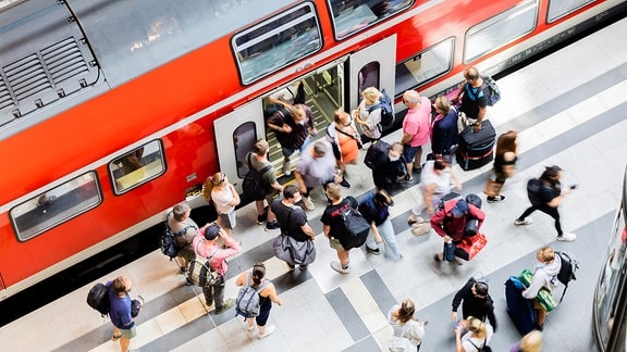 Fahrgäste steigen 2022 am Berliner Hauptbahnhof aus einem Regionalexpress aus.