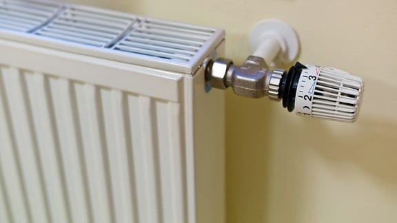 Der Thermostat eines Heizkörpers in einer Wohnung.