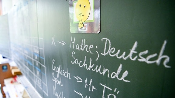 Mathe, Deutsch, Sachkunde, Englisch sind in einem Klassenzimmer in der Schule in der Köllnischen Heide in Neukölln an der Tafel angeschrieben.