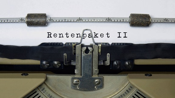 Blatt mit "Schriftzug Rentenpaket II" in einer Schreibmaschine 
