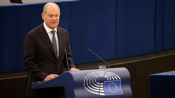 Bundeskanzler Olaf Scholz (SPD) spricht im EU-Parlament.