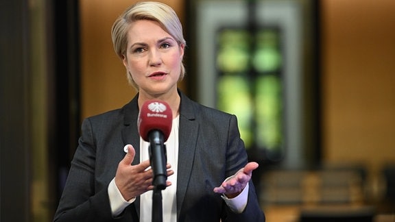 Ministerpräsidentin Manuela Schwesig (SPD) aus Mecklenburg-Vorpommern gibt im Bundesratsgebäude ein Pressestatement ab.