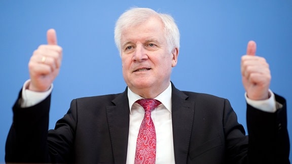 Horst Seehofer (CSU), Bundesminister für Inneres, Heimat und Bau, stellt die Polizeiliche Kriminalstatistik 2017 in der Bundespressekonferenz vor. 