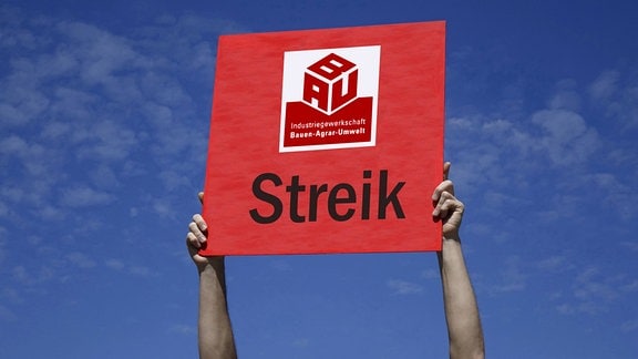 Auf einem Schild steht "Streik".