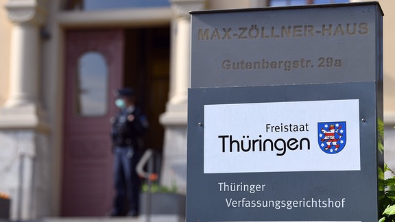 Eine Polizistin steht im Eingang des Thüringer Verfassungsgerichtshof