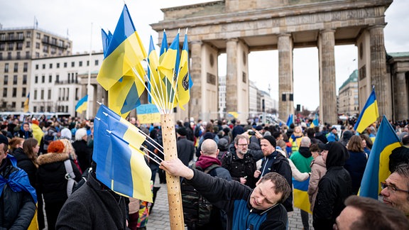 Menschen nehmen vor dem Brandenburger Tor an der Solidaritätsdemonstration des Vereins Vitsche «"Zusammen Demokratie verteidigen" teil.