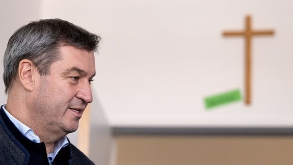 Markus Söder (CSU), Ministerpräsident von Bayern, steht bei einem Besuch in einer Schulklasse.