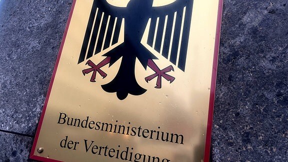Schild am Verteidigungsministerium in Berlin.