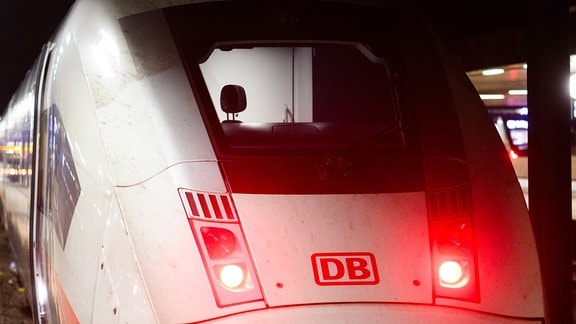 Ein ICE der Deutschen Bahn mit verlassenem Lokführerplatz 
