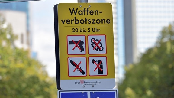 Hinweisschild zu einer zeitlich begrenzten Waffenverbotszone