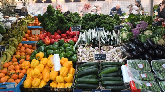 Obst und Gemüse in der Auslage eines Marktstandes