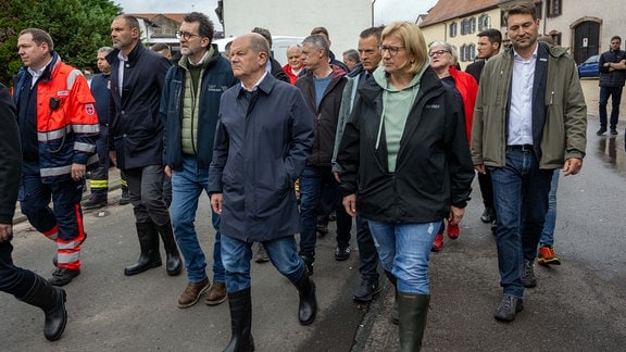 Bundeskanzler Olaf Scholz (SPD) und Ministerpräsidentin Anke Rehlinger (SPD) besuchen den vom Hochwasser betroffene Ort Kleinblittersdorf.