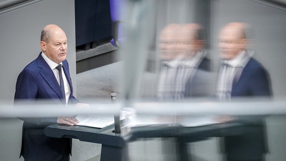 Bundeskanzler Olaf Scholz (SPD) gibt im Plenum des Bundestags eine Regierungserklärung ab.