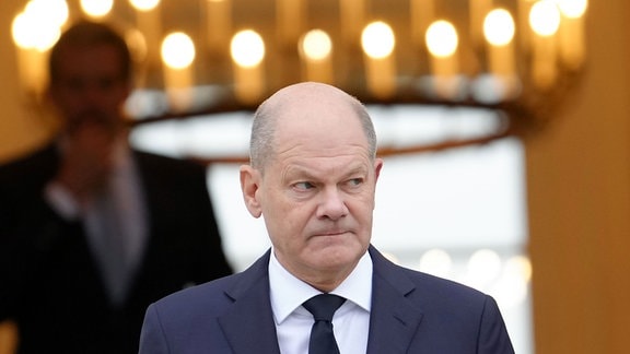 Bundeskanzler Olaf Scholz (SPD) verlässt das Schloss Bellevue.