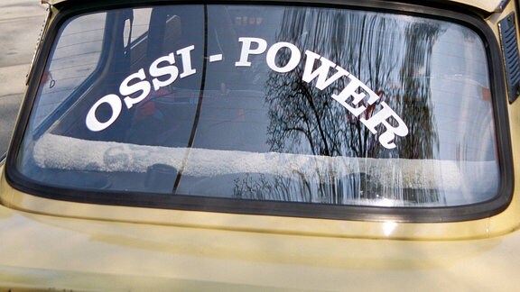 Ossi-Power steht auf der Heckscheibe eines Trabanten geschrieben.