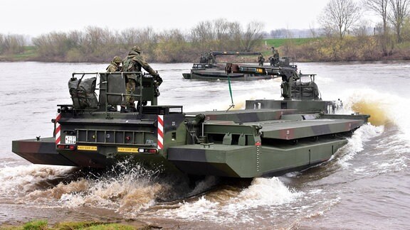 Amphibische Brückenfahrzeuge vom Typ M3 während einer Übung auf einem Fluss