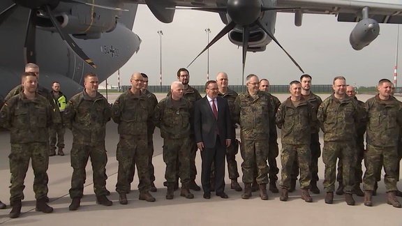 Bundesverteidigungsminister Boris Pistorius auf Flughafen-Feld mit Soldaten zum Gruppenfoto 