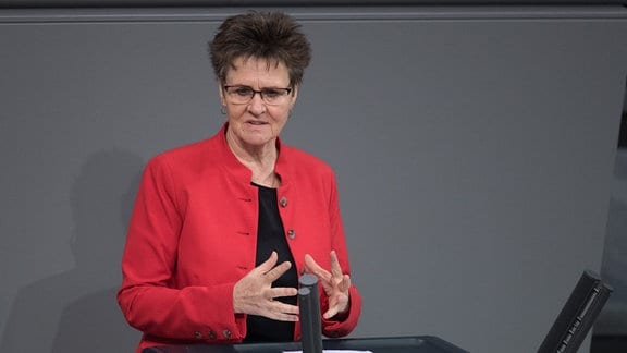 Sabine Zimmermann spricht im Bundestag.