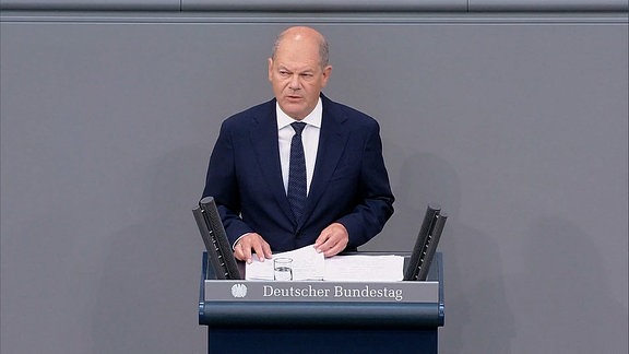 Bundeskanzler Olaf Scholz im Bundestag bei einer Rede 