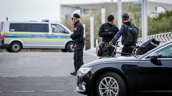 Polizeibeamte sichern das Regierungsviertel und die Zufahrt zum Bundeskanzleramt.