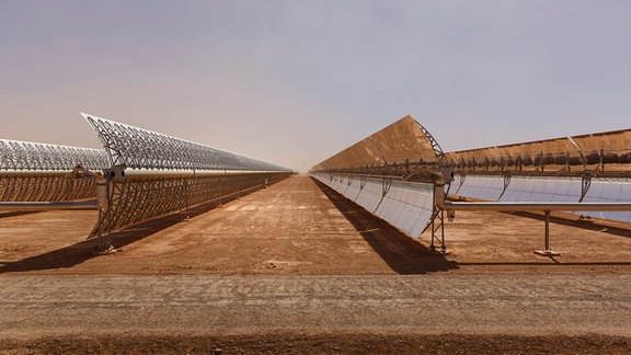 Solarflaechen eines Solarkraftwerks in Quarzazate